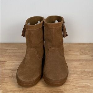 EUC Crocs Lodge Point Suede Pull Up Boots in
Tan Size 10